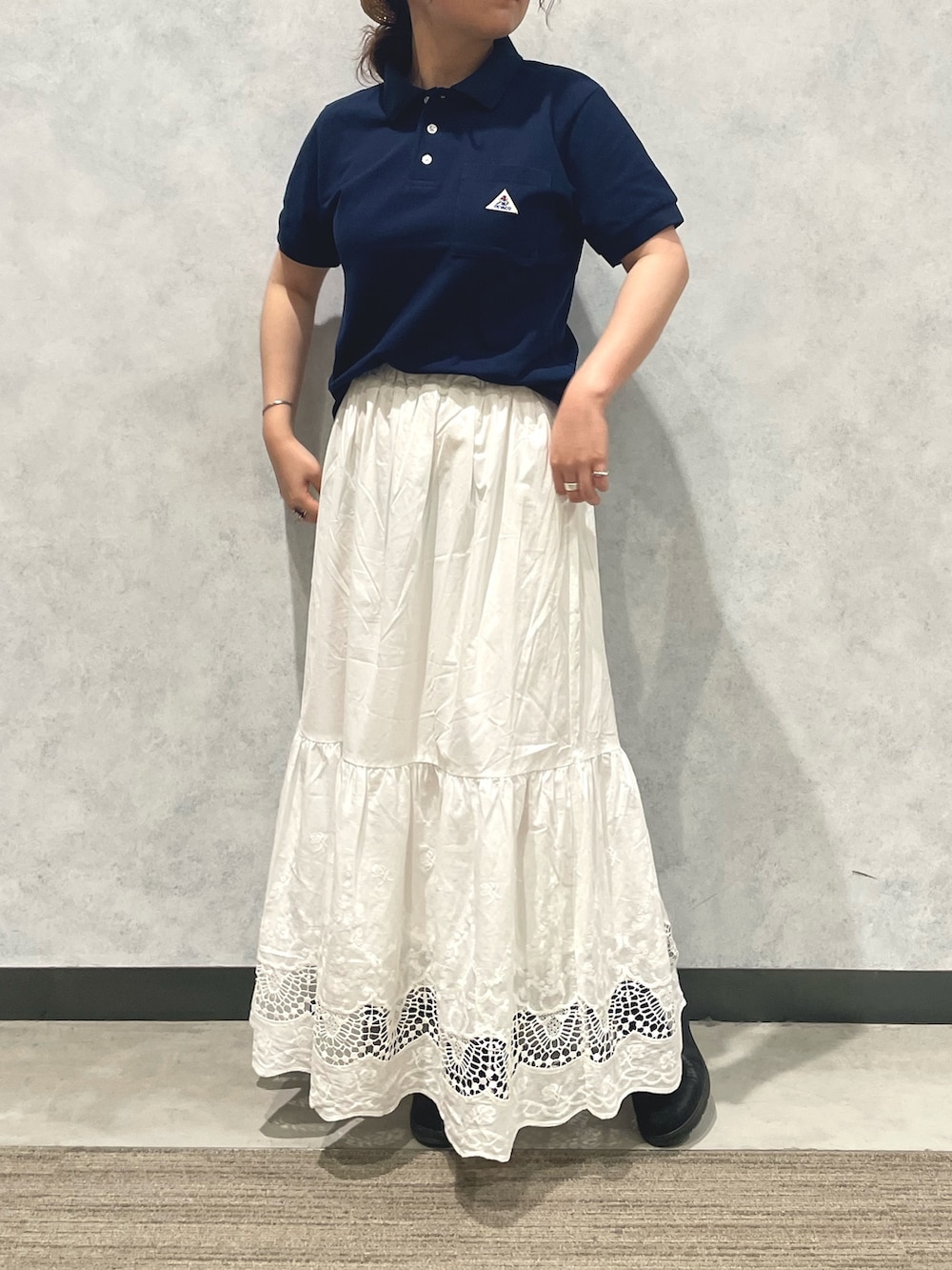 ホワイト系のスカート、ブルー系のTシャツ/カットソー、ベージュ系のハットを着用したレディースの春コーディネートの2枚目の写真