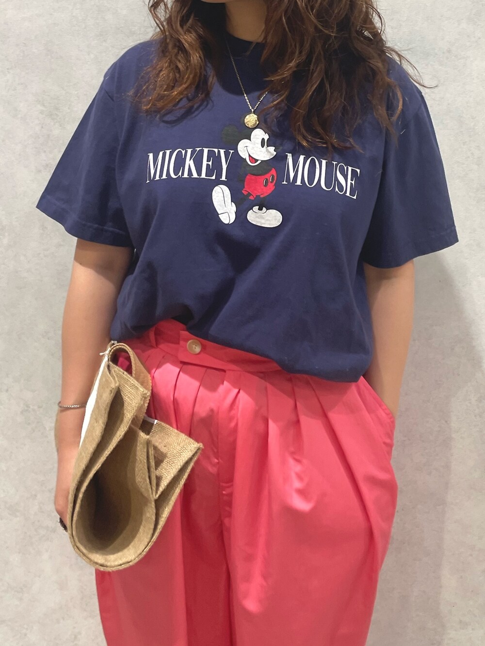 ブルー系のTシャツ/カットソー、ピンク系のその他パンツ、ブラック系のサンダルを着用したレディースの春コーディネートの3枚目の写真