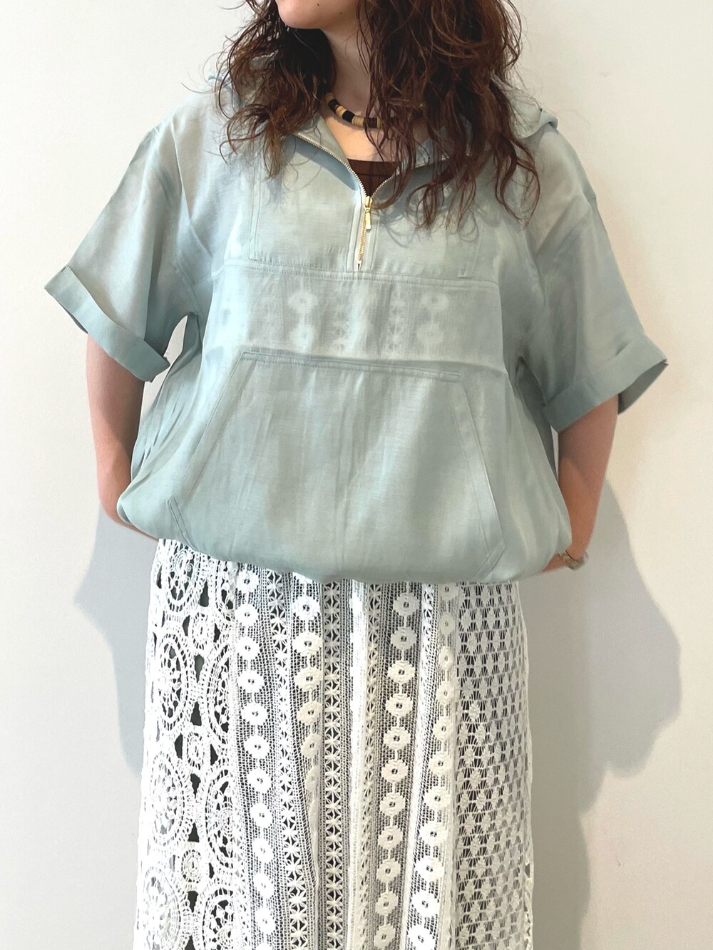 ブルー系のブルゾン、ホワイト系のワンピースを着用したレディースの夏コーディネートの4枚目の写真