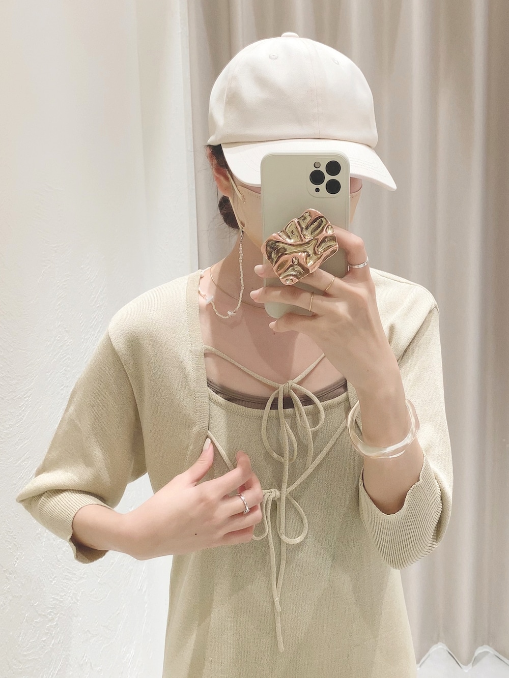 「Kastane、低身長、骨格ウェーブ、シンプル、春コーデ、ワンピース、休日スタイル、ベージュ、淡色コーデ、ワントーンコーデ、キャップ女子、スニーカー、cra_ootd、夏コーデ」｜「Kastaneの【SETアイテム】シアーニットワンピースボレロセット（ワンピース、ベージュ系）」を使った、craさん（レディース・154cm）の春コーディネートの3枚目の写真
