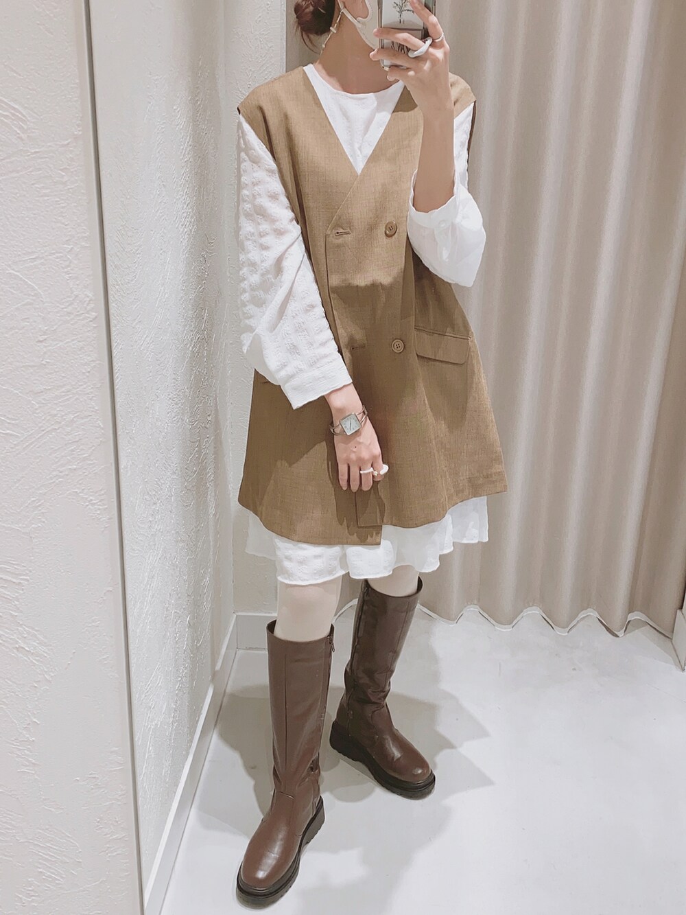 「Kastane、kastane_ootd、冬コーデ、カーディガン、ロングブーツ、淡色コーデ、ワントーンコーデ、低身長コーデ、休日スタイル、お出かけコーデ、春コーデ、ベスト、cra_ootd」|「KastaneのクロップドMIX起毛カーディガン(カーディガン/ボレロ、ホワイト系)」を使った、craさん(レディース・154cm)の冬コーディネートの2枚目の写真