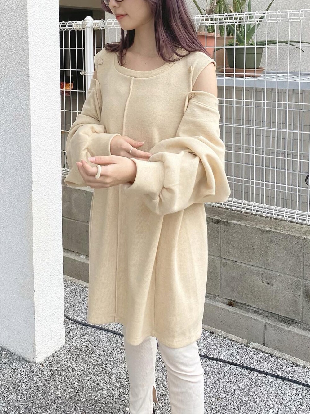 「Kastane、淡色コーデ、春コーデ、お出かけコーデ、休日スタイル、レギンス、ワンピース、カーディガン、カンフーシューズ、ガーリー、冬コーデ、cra_ootd、ワンピースコーデ」｜「Kastaneの【2022SS予約アイテム】スリットボレロSET（ワンピース、ホワイト系）」を使った、craさん（レディース・154cm）の冬コーディネートの2枚目の写真