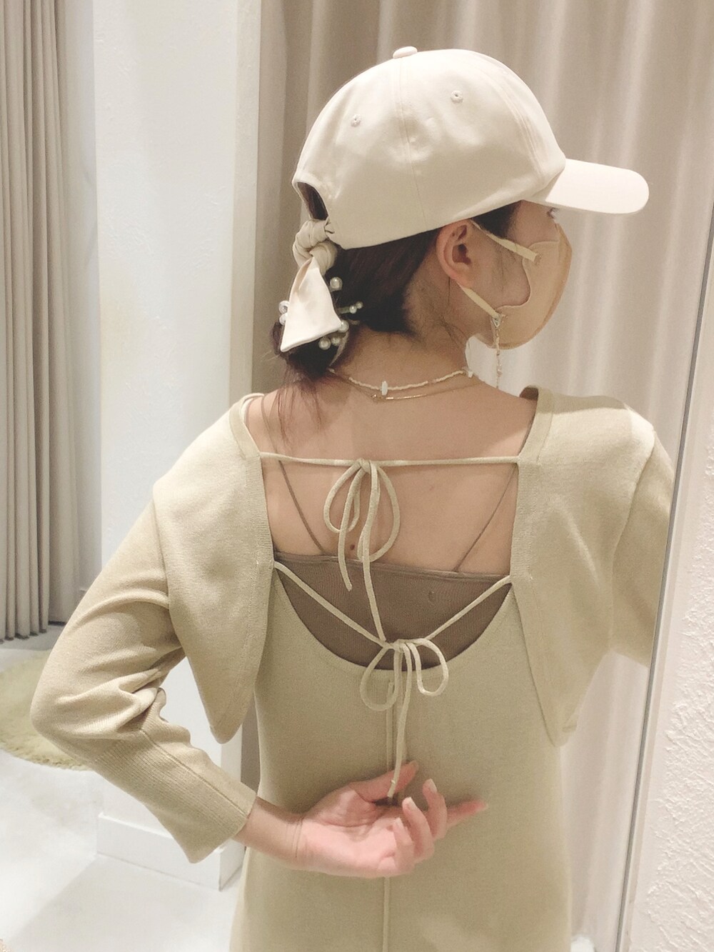 「Kastane、低身長、骨格ウェーブ、シンプル、春コーデ、ワンピース、休日スタイル、ベージュ、淡色コーデ、ワントーンコーデ、キャップ女子、スニーカー、cra_ootd、夏コーデ」｜「Kastaneの【SETアイテム】シアーニットワンピースボレロセット（ワンピース、ベージュ系）」を使った、craさん（レディース・154cm）の春コーディネートの4枚目の写真