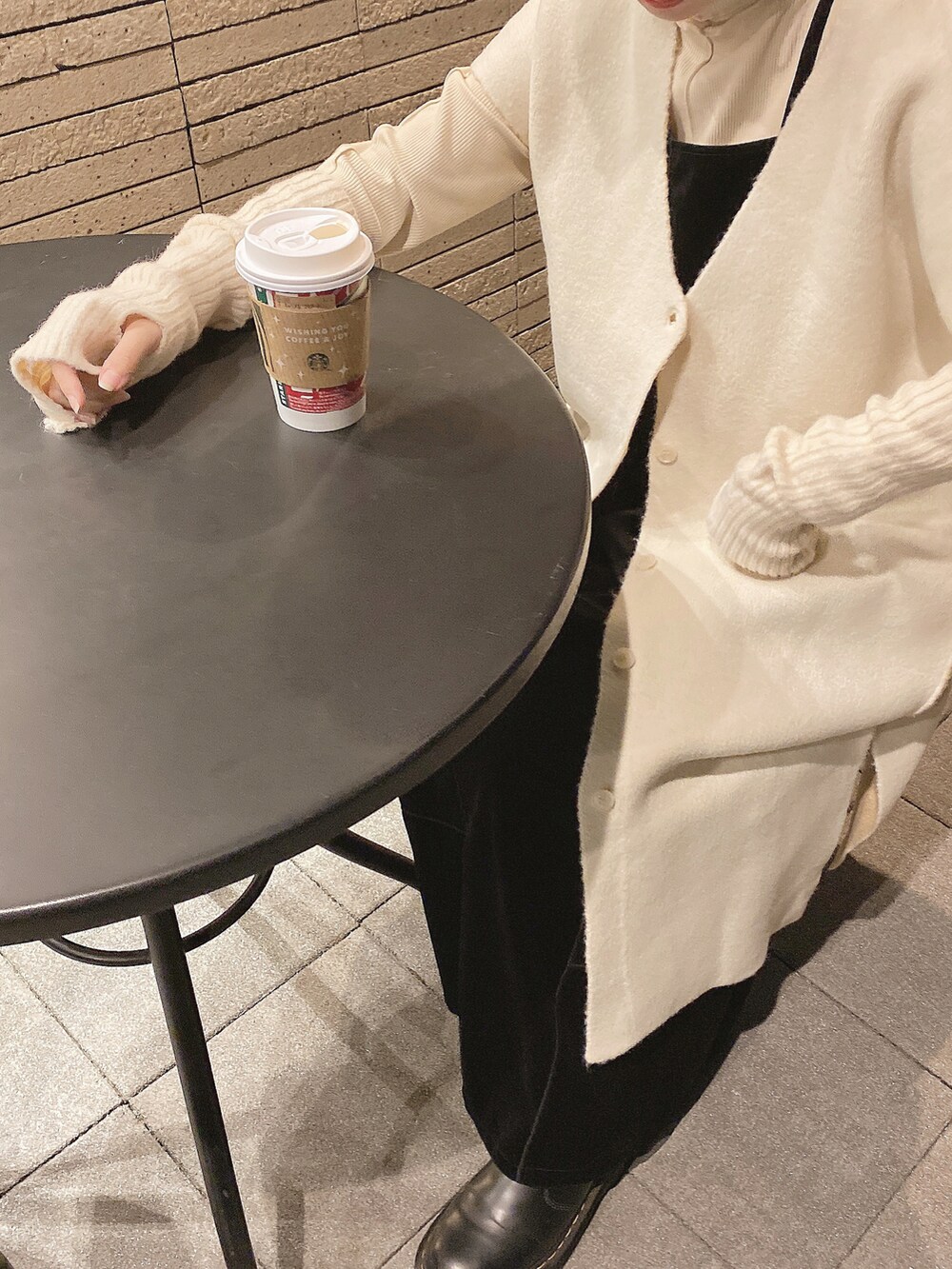 「ハイネック、マーチン、休日スタイル、クリスマス、アームウォーマー、Kastane、ベロア、ロングカーディガン、キャミワンピ、cra_ootd」｜「Kastaneのリバーシブルロングニットベスト（ベスト、ホワイト系）」を使った、craさん（レディース・154cm）の秋コーディネートの2枚目の写真