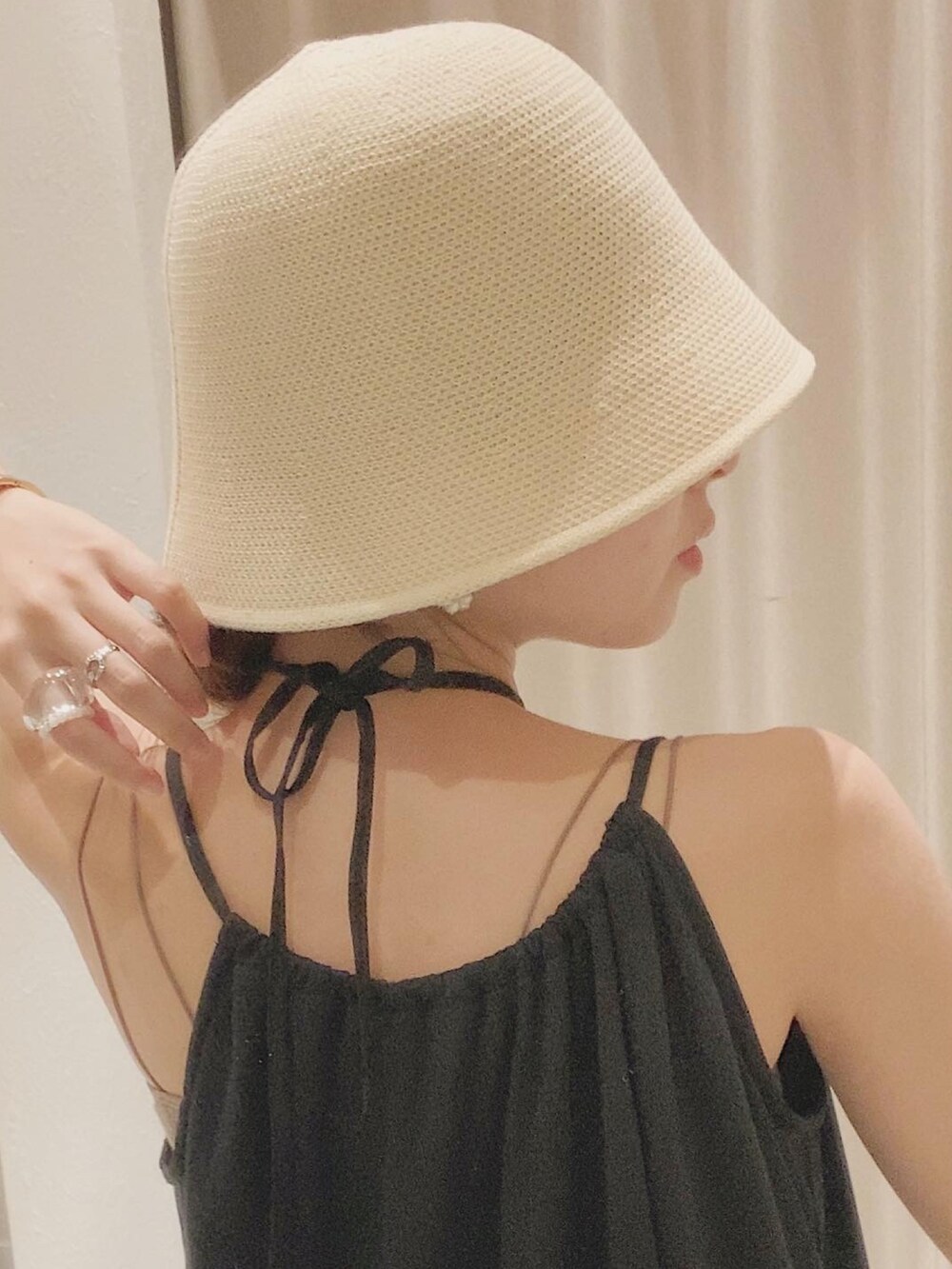 「オトナ女子、夏コーデ、ワンピース、Kastane、ブラック、キャミワンピ、ハット、チューリップハット、着回しコーデ、低身長コーデ、大人ガーリー、骨格ウェーブ、休日スタイル、韓国ファッション、cra_ootd」｜「Kastaneの【サイズ展開あり】カットギャザーキャミワンピース（ワンピース、ブラック系）」を使った、craさん（レディース・154cm）の春コーディネートの3枚目の写真