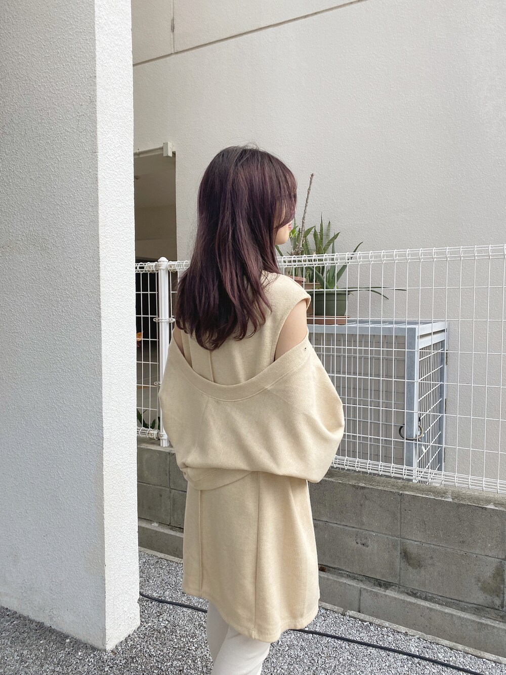 「Kastane、淡色コーデ、春コーデ、お出かけコーデ、休日スタイル、レギンス、ワンピース、カーディガン、カンフーシューズ、ガーリー、冬コーデ、cra_ootd、ワンピースコーデ」｜「Kastaneの【2022SS予約アイテム】スリットボレロSET（ワンピース、ホワイト系）」を使った、craさん（レディース・154cm）の冬コーディネートの3枚目の写真