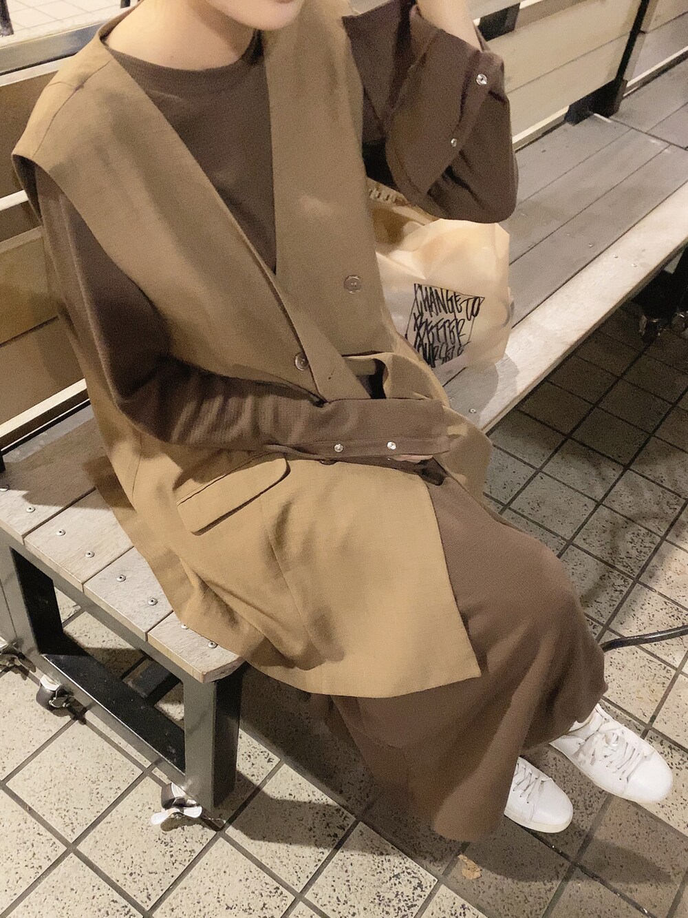 「ワンピース、秋のコーデ、ベスト、スニーカーコーデ、休日スタイル、Kastane、パールアクセ、ブラウンコーデ、低身長コーデ、cra_ootd」|「KastaneのSETUP BIGベスト(ベスト、ブラウン系)」を使った、craさん(レディース・154cm)の秋コーディネートの2枚目の写真
