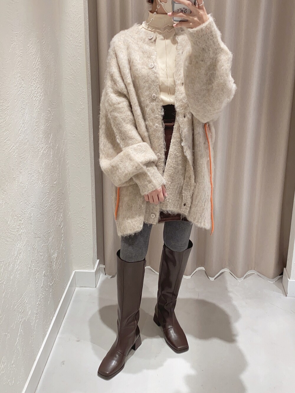 「アウター、ニットカーディガン、ハイネック、ミニスカート、タイツ、ロングブーツ、ハーフパンツ、Kastane、淡色コーデ、cra_ootd」|「Kastaneのコード紐付きMix起毛ガウン(カーディガン/ボレロ、パープル系)」を使った、craさん(レディース・154cm)の秋コーディネートの2枚目の写真