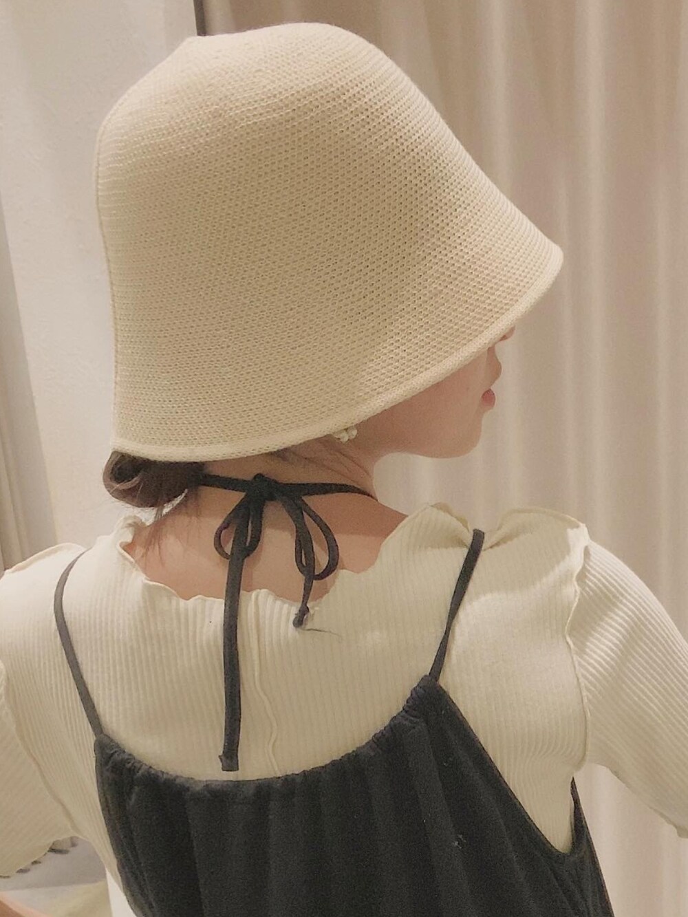 「オトナ女子、夏コーデ、ワンピース、Kastane、ブラック、キャミワンピ、ハット、チューリップハット、着回しコーデ、低身長コーデ、大人ガーリー、骨格ウェーブ、休日スタイル、韓国ファッション、cra_ootd」｜「Kastaneの【サイズ展開あり】カットギャザーキャミワンピース（ワンピース、ブラック系）」を使った、craさん（レディース・154cm）の春コーディネートの4枚目の写真