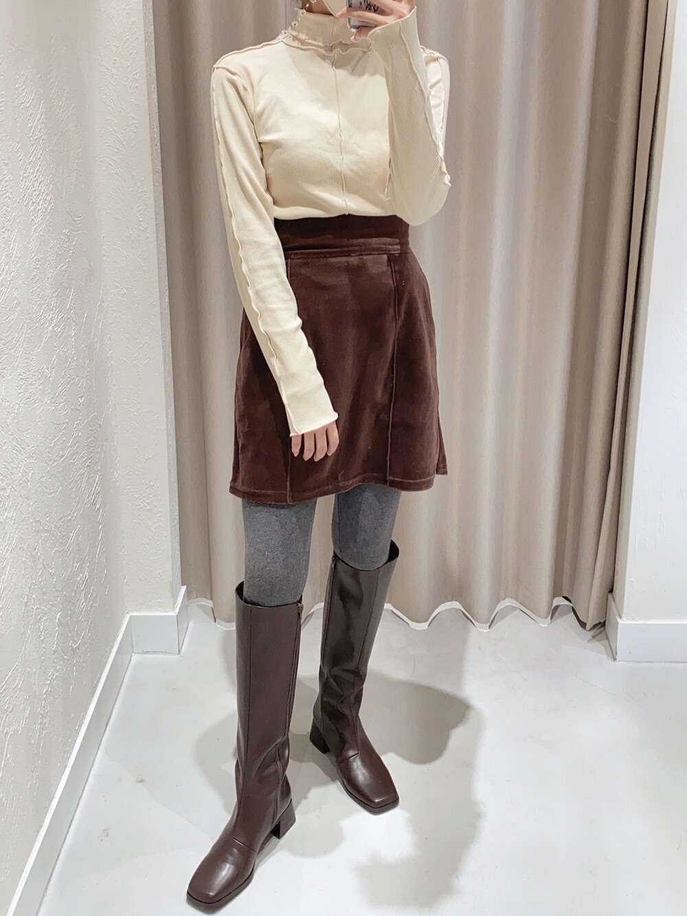 「アウター、ニットカーディガン、ハイネック、ミニスカート、タイツ、ロングブーツ、ハーフパンツ、Kastane、淡色コーデ、cra_ootd」|「Kastaneのコード紐付きMix起毛ガウン(カーディガン/ボレロ、パープル系)」を使った、craさん(レディース・154cm)の秋コーディネートの3枚目の写真