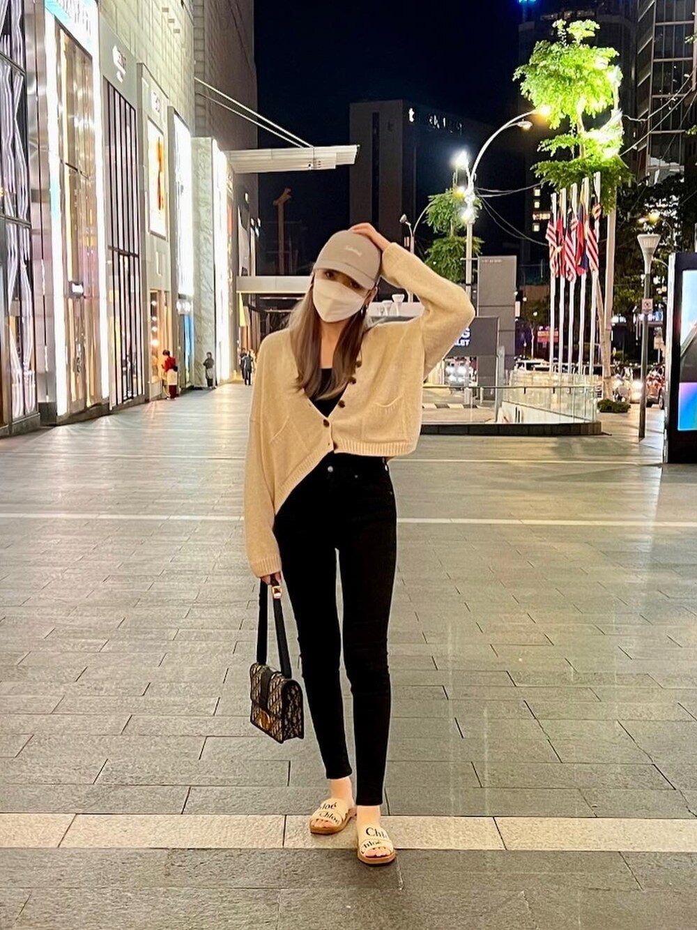 ベージュ系のジャケット/アウター、ブラック系のパンツ、ブルー系のバッグを着用したレディースの春コーディネートの2枚目の写真