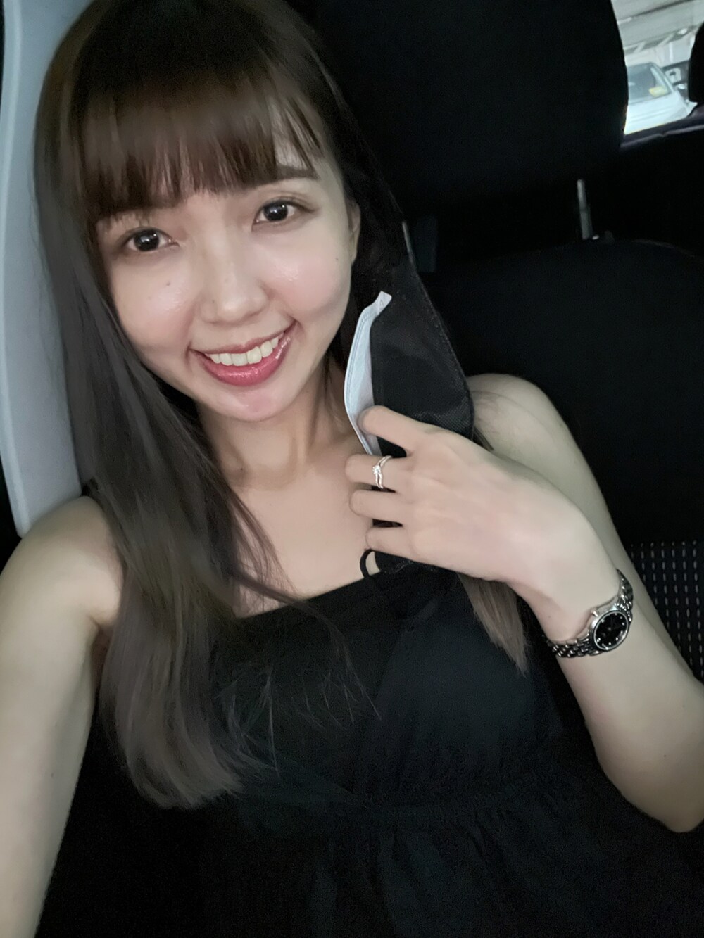 ブラック系のワンピース/ドレス、ホワイト系のスニーカーを着用したレディースの夏コーディネートの2枚目の写真