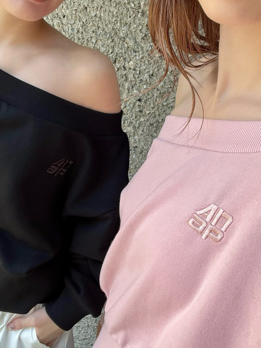 ブラック系のスウェット、ホワイト系のカーゴパンツ、ブラック系のブーツを着用したレディースの春コーディネートの4枚目の写真