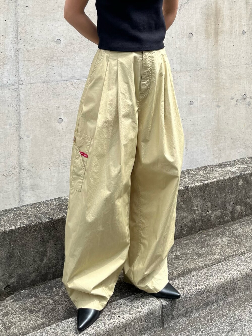 ブラック系のTシャツ/カットソー、ベージュ系のその他パンツ、ブラック系のパンプスを着用したレディースの春コーディネートの3枚目の写真