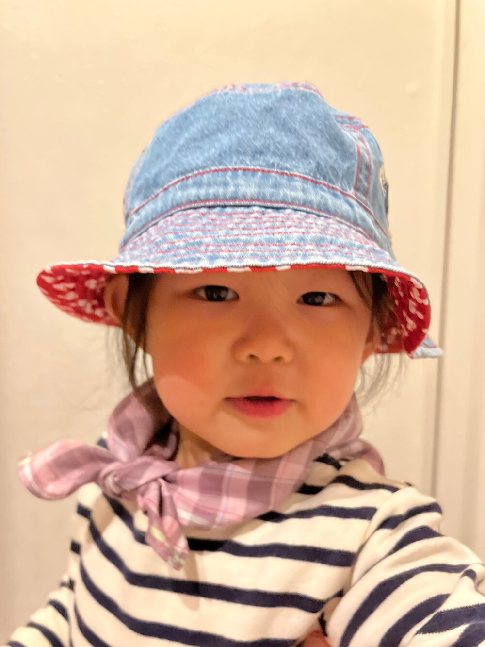 ホワイト系のTシャツ/カットソー、ブルー系のスニーカー、シルバー系のスカートを着用したキッズの春コーディネートの2枚目の写真