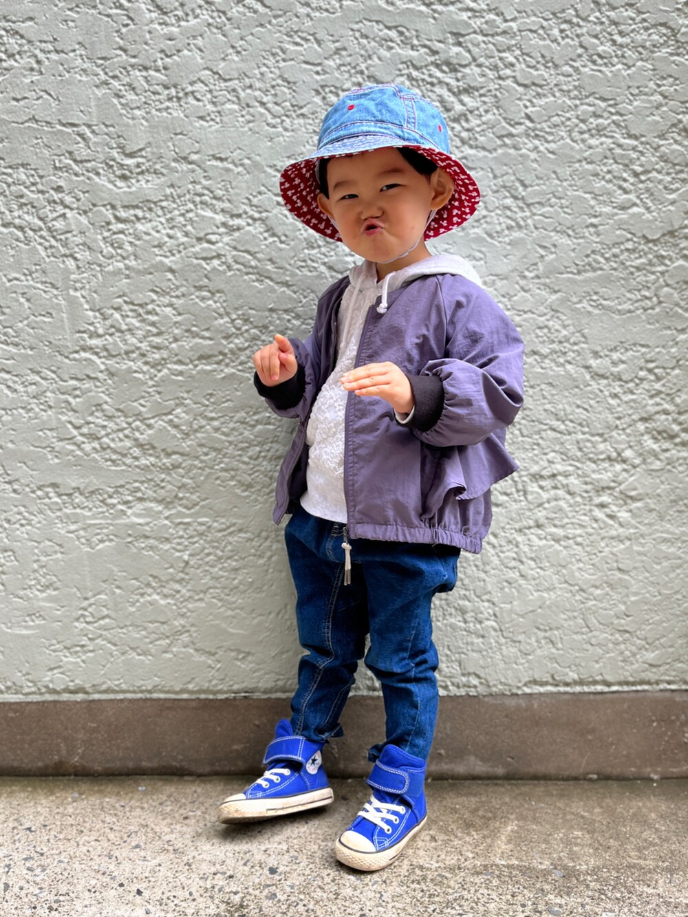 ホワイト系のパーカー、パープル系のブルゾン、ブルー系のデニムパンツを着用したキッズの春コーディネートの3枚目の写真