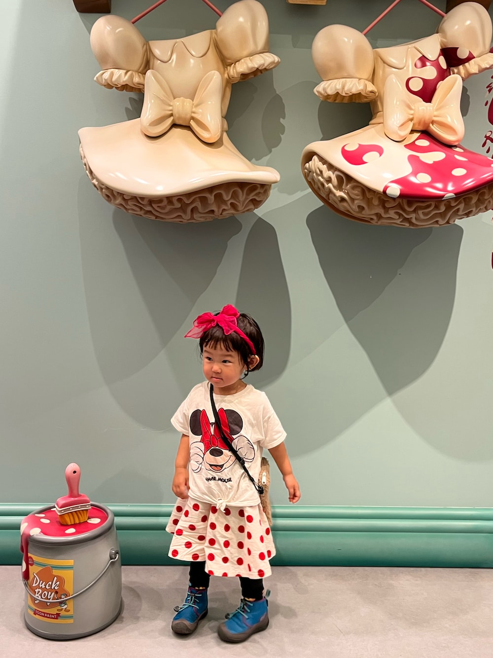 ブルー系のスニーカー、ホワイト系のTシャツ/カットソー、レッド系のスカートを着用したキッズの冬コーディネートの2枚目の写真