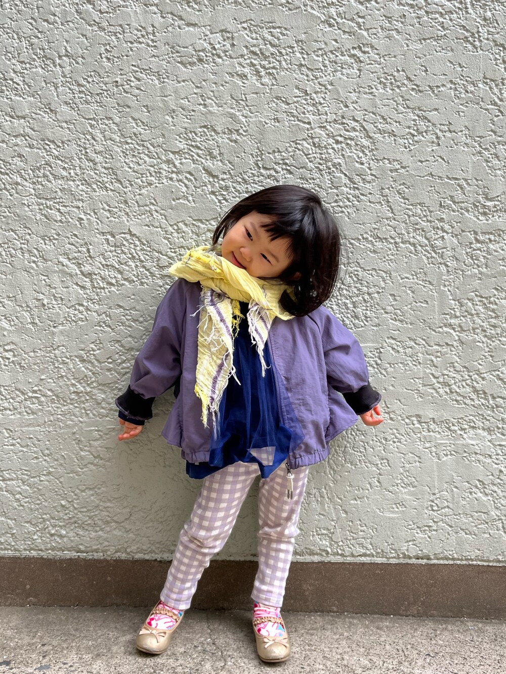 パープル系のブルゾン、ゴールド系のバレエシューズ、その他のトップスを着用したキッズの冬コーディネートの5枚目の写真