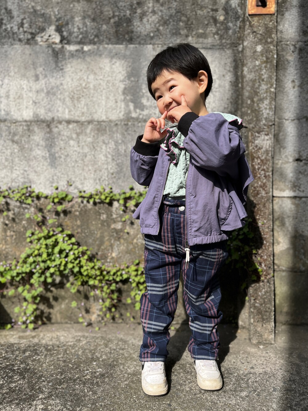 ブルー系のチノパンツ、ホワイト系のスニーカー、ブルー系のTシャツ/カットソーを着用したキッズの春コーディネートの3枚目の写真
