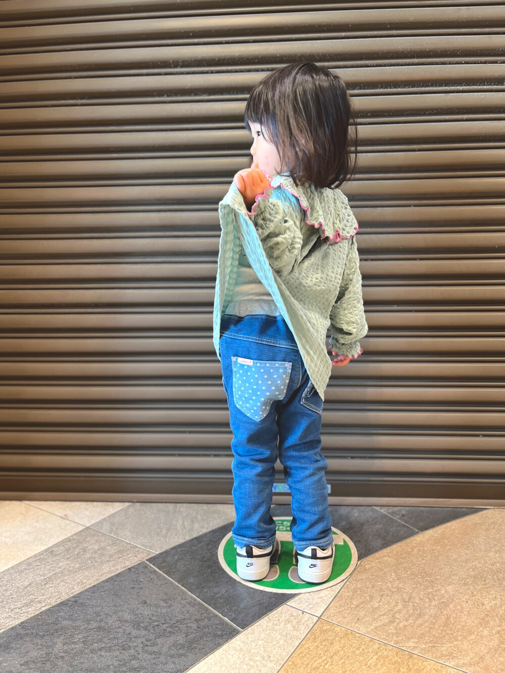 ブルー系のTシャツ/カットソー、ブルー系のデニムパンツ、ホワイト系のスニーカーを着用したキッズの春コーディネートの4枚目の写真