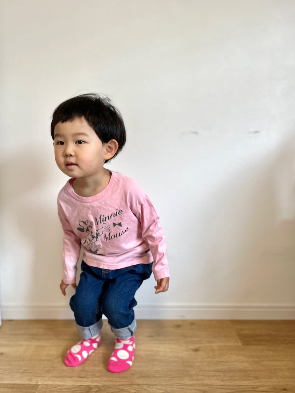 ブルー系のデニムパンツ、パープル系のカーディガン/ボレロ、ピンク系のTシャツ/カットソーを着用したキッズの春コーディネートの2枚目の写真