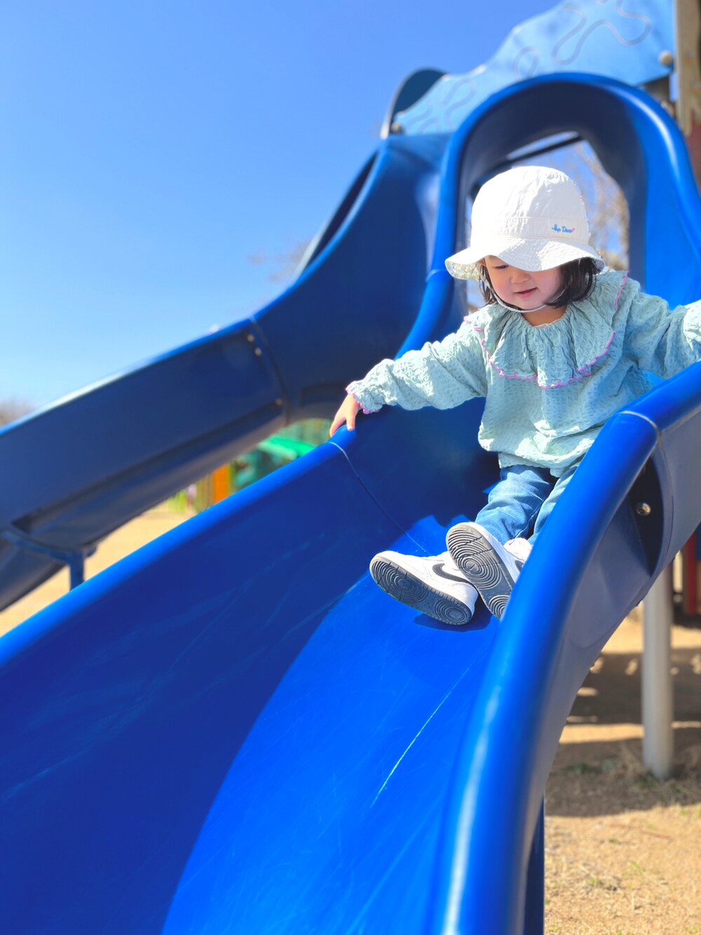 ブルー系のTシャツ/カットソー、ブルー系のデニムパンツ、ホワイト系のスニーカーを着用したキッズの春コーディネートの5枚目の写真