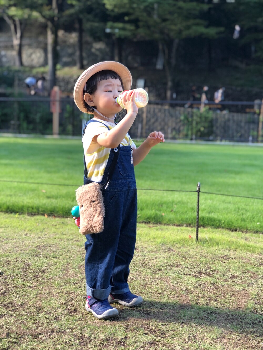 ブルー系のスニーカー、イエロー系のTシャツ/カットソー、ブルー系のサロペット/オーバーオールを着用したキッズの冬コーディネートの2枚目の写真