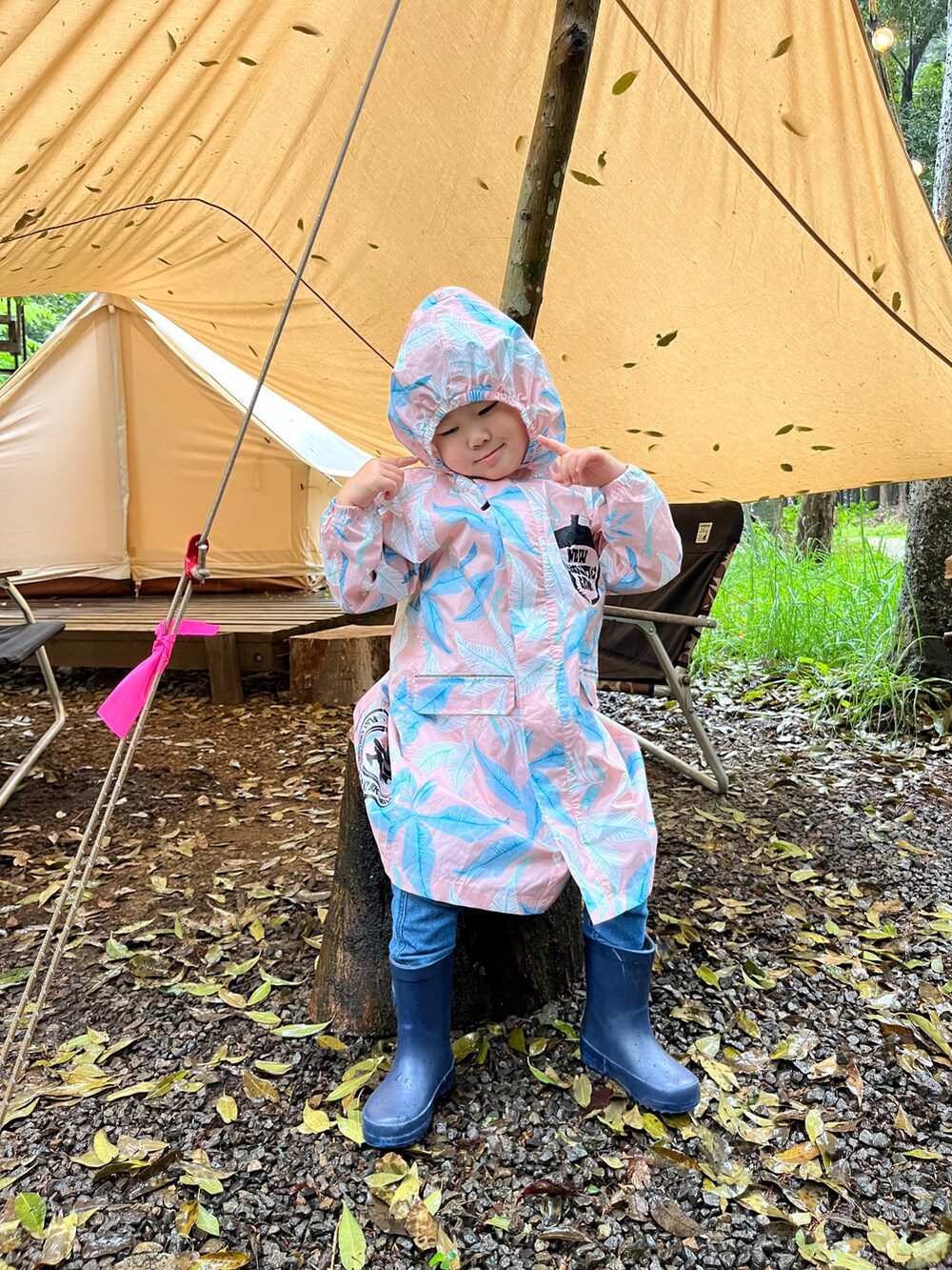 「レインコート、雨の日コーデ、アウトドアスタイル、キャンプ、フェススタイル」｜「KiUのアイテム（アウトドアグッズ、ピンク系）」を使った、lanternさん（キッズ・90cm）の春コーディネートの4枚目の写真