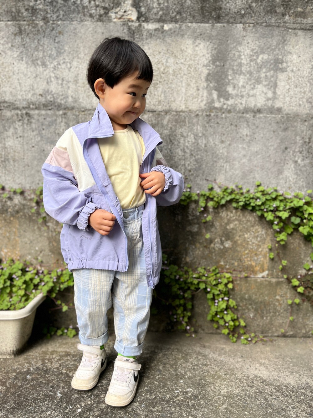 ブルー系のチノパンツ、ホワイト系のスニーカー、イエロー系のTシャツ/カットソーを着用したキッズの春コーディネートの2枚目の写真