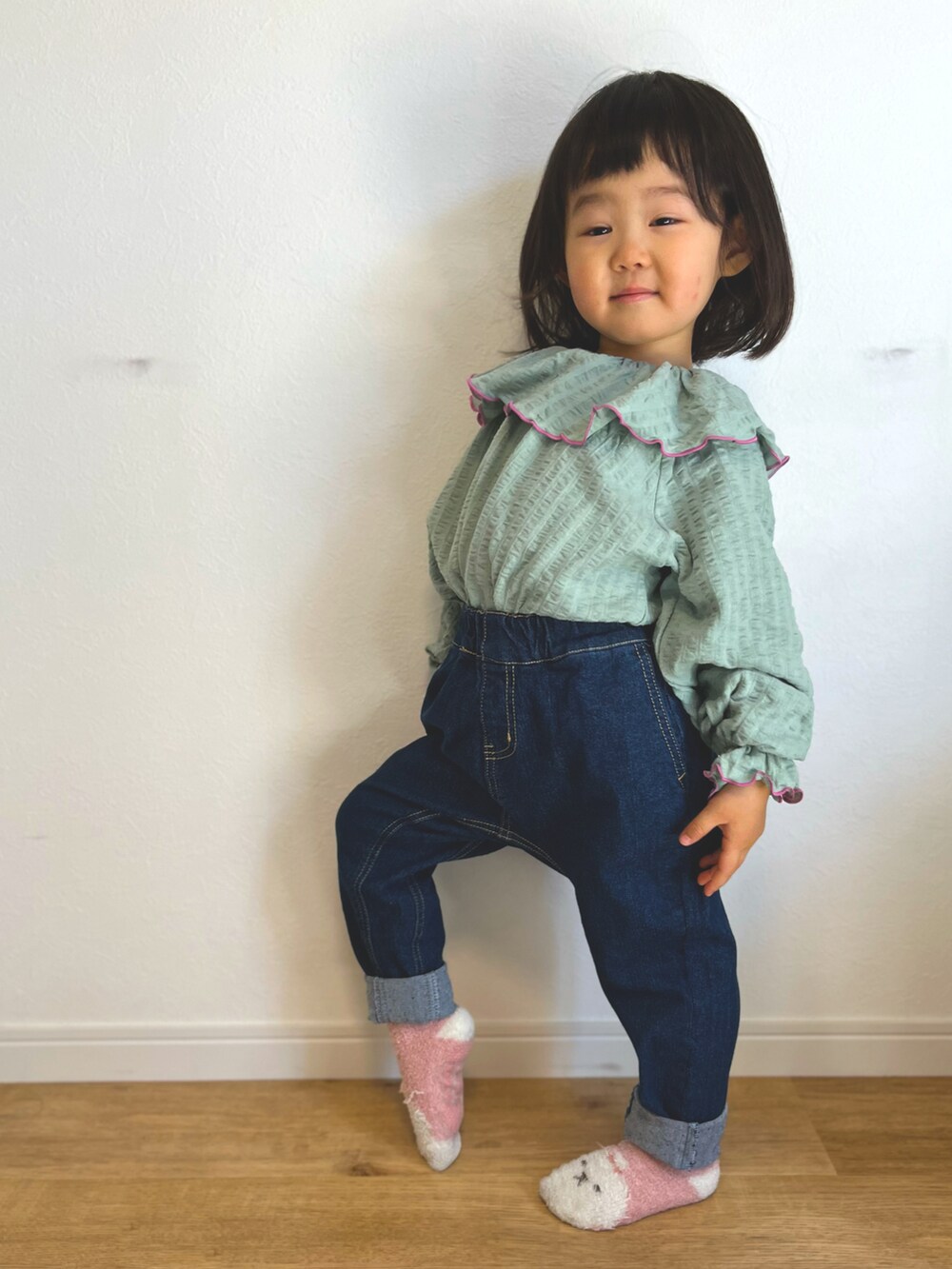 ブルー系のデニムパンツ、ブルー系のTシャツ/カットソー、ピンク系のソックス/靴下を着用したキッズの冬コーディネートの2枚目の写真