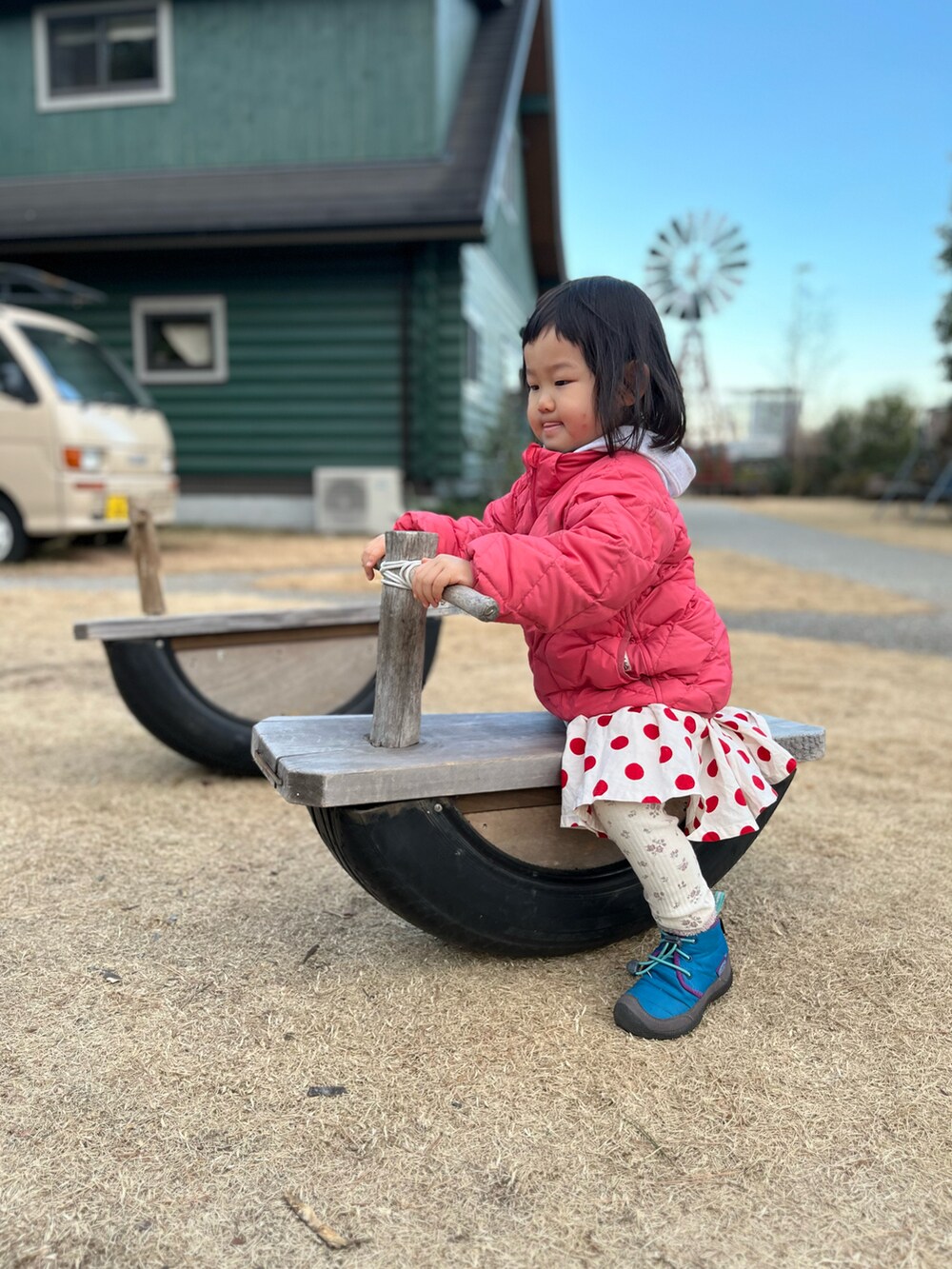 ピンク系のジャケット/アウター、レッド系のスカート、ブルー系のスニーカーを着用したキッズの冬コーディネートの5枚目の写真