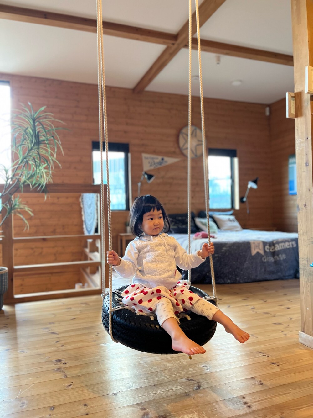 ピンク系のジャケット/アウター、レッド系のスカート、ブルー系のスニーカーを着用したキッズの冬コーディネートの4枚目の写真