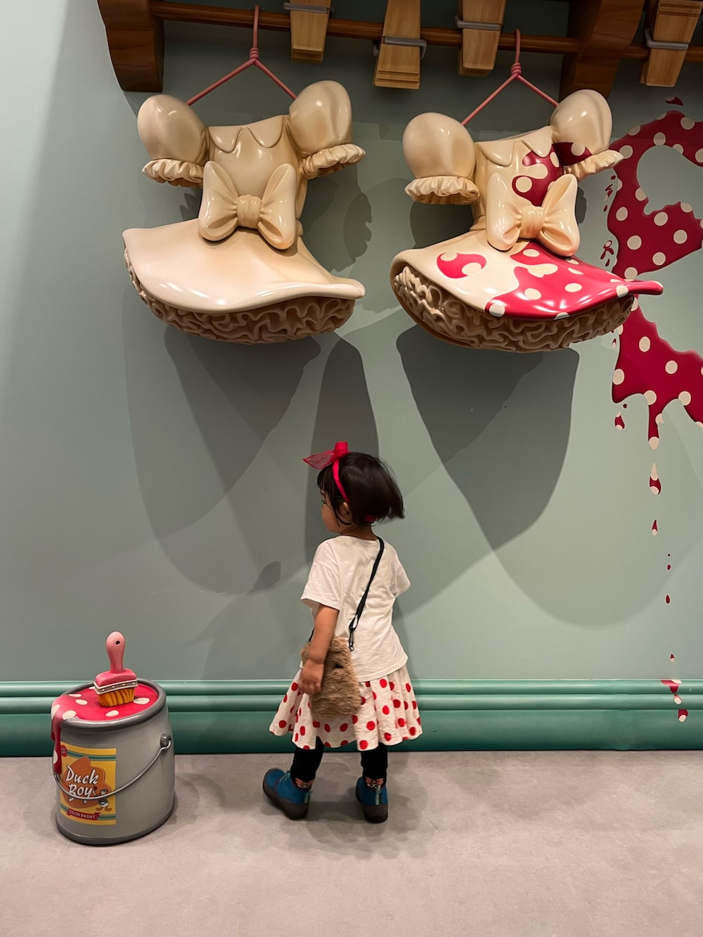 ブルー系のスニーカー、ホワイト系のTシャツ/カットソー、レッド系のスカートを着用したキッズの冬コーディネートの3枚目の写真