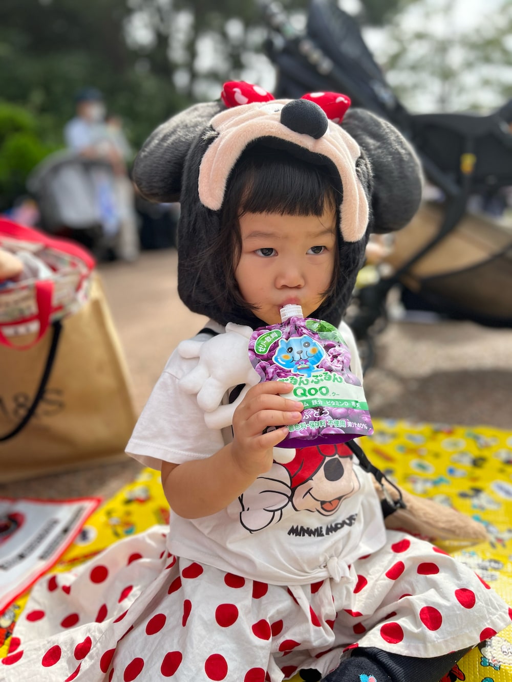 ブルー系のスニーカー、ホワイト系のTシャツ/カットソー、レッド系のスカートを着用したキッズの冬コーディネートの4枚目の写真