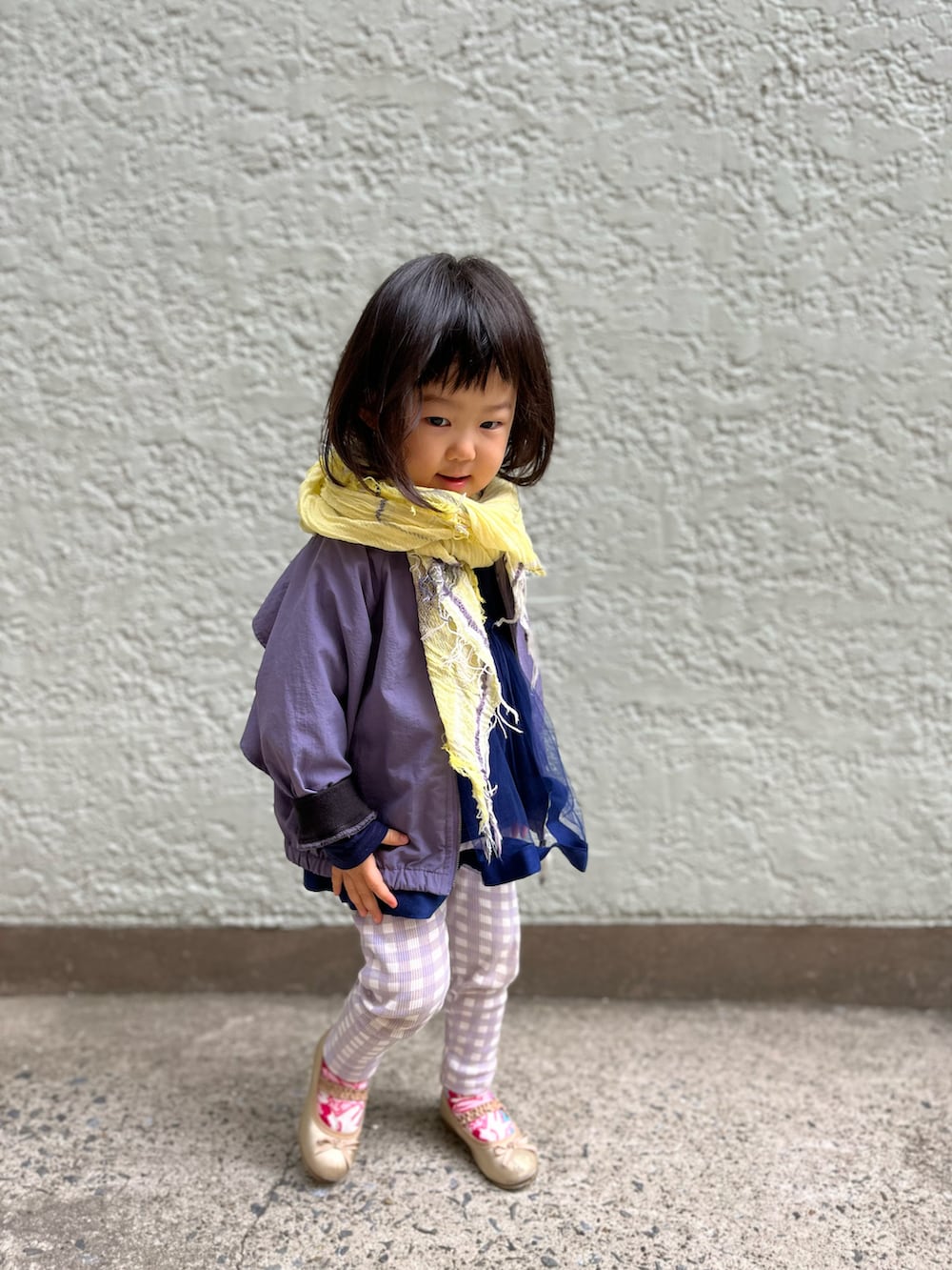 パープル系のブルゾン、ゴールド系のバレエシューズ、その他のトップスを着用したキッズの冬コーディネートの2枚目の写真