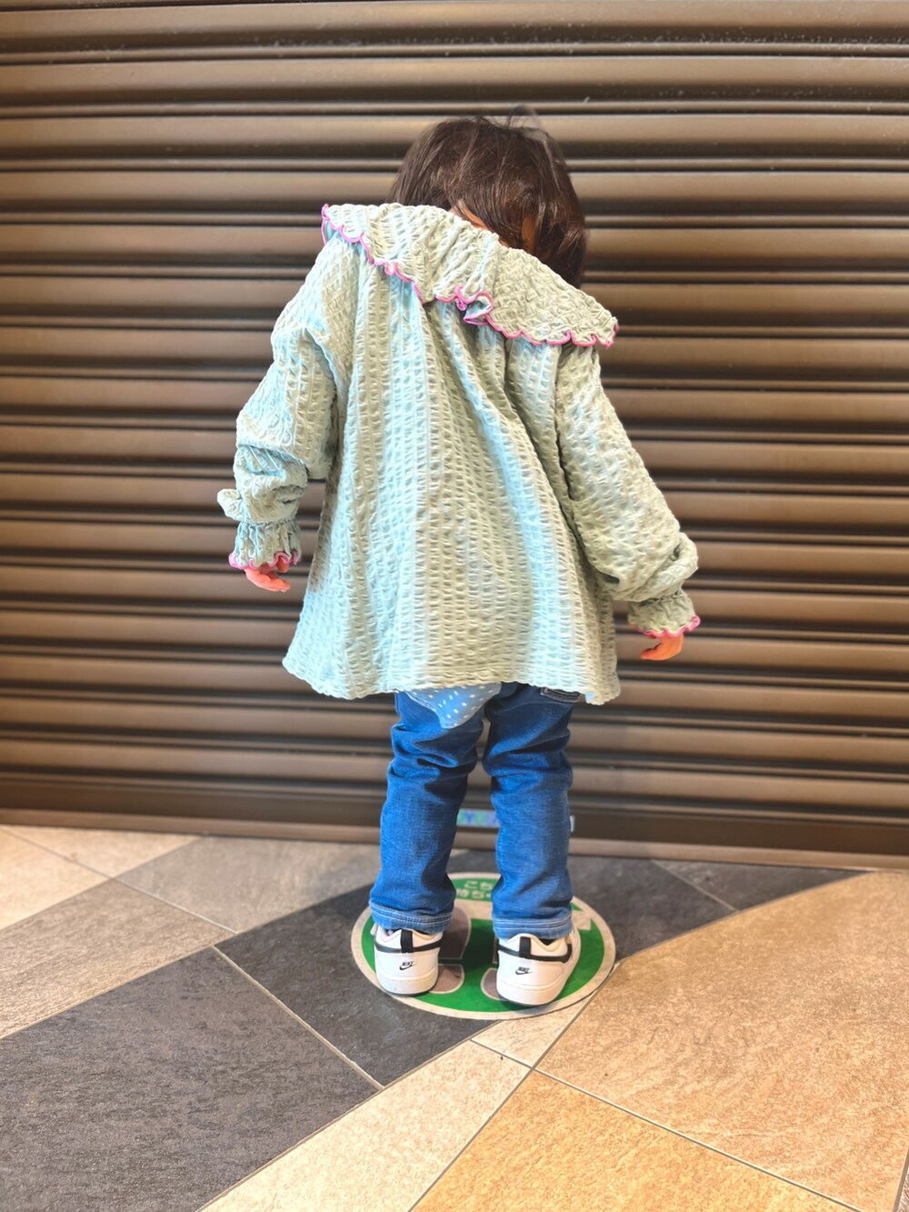 ブルー系のTシャツ/カットソー、ブルー系のデニムパンツ、ホワイト系のスニーカーを着用したキッズの春コーディネートの3枚目の写真