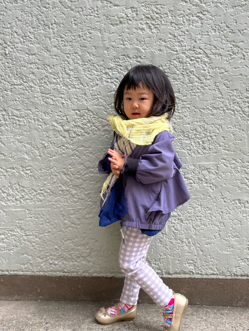 パープル系のブルゾン、ゴールド系のバレエシューズ、その他のトップスを着用したキッズの冬コーディネートの4枚目の写真