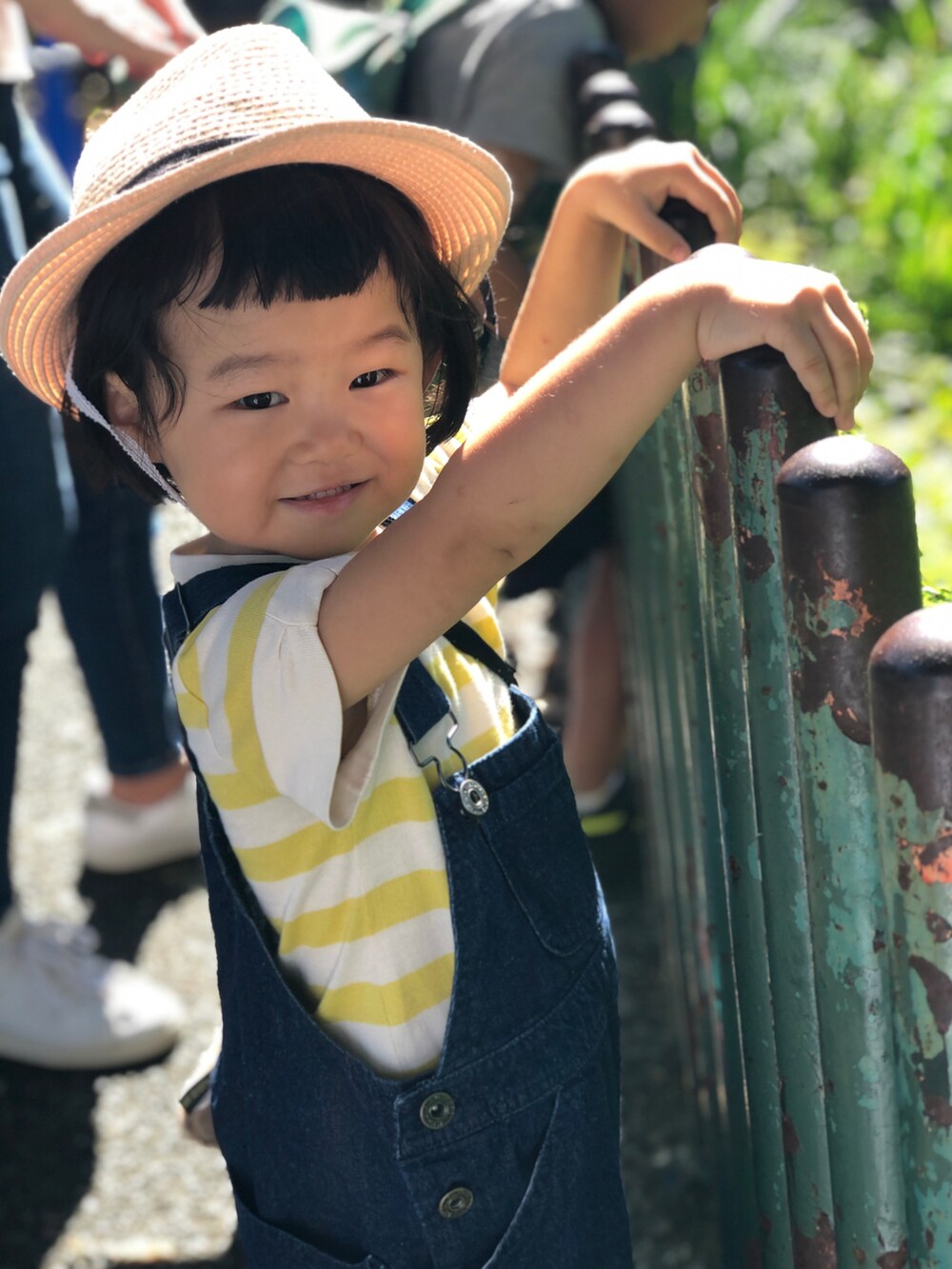 ブルー系のスニーカー、イエロー系のTシャツ/カットソー、ブルー系のサロペット/オーバーオールを着用したキッズの冬コーディネートの5枚目の写真