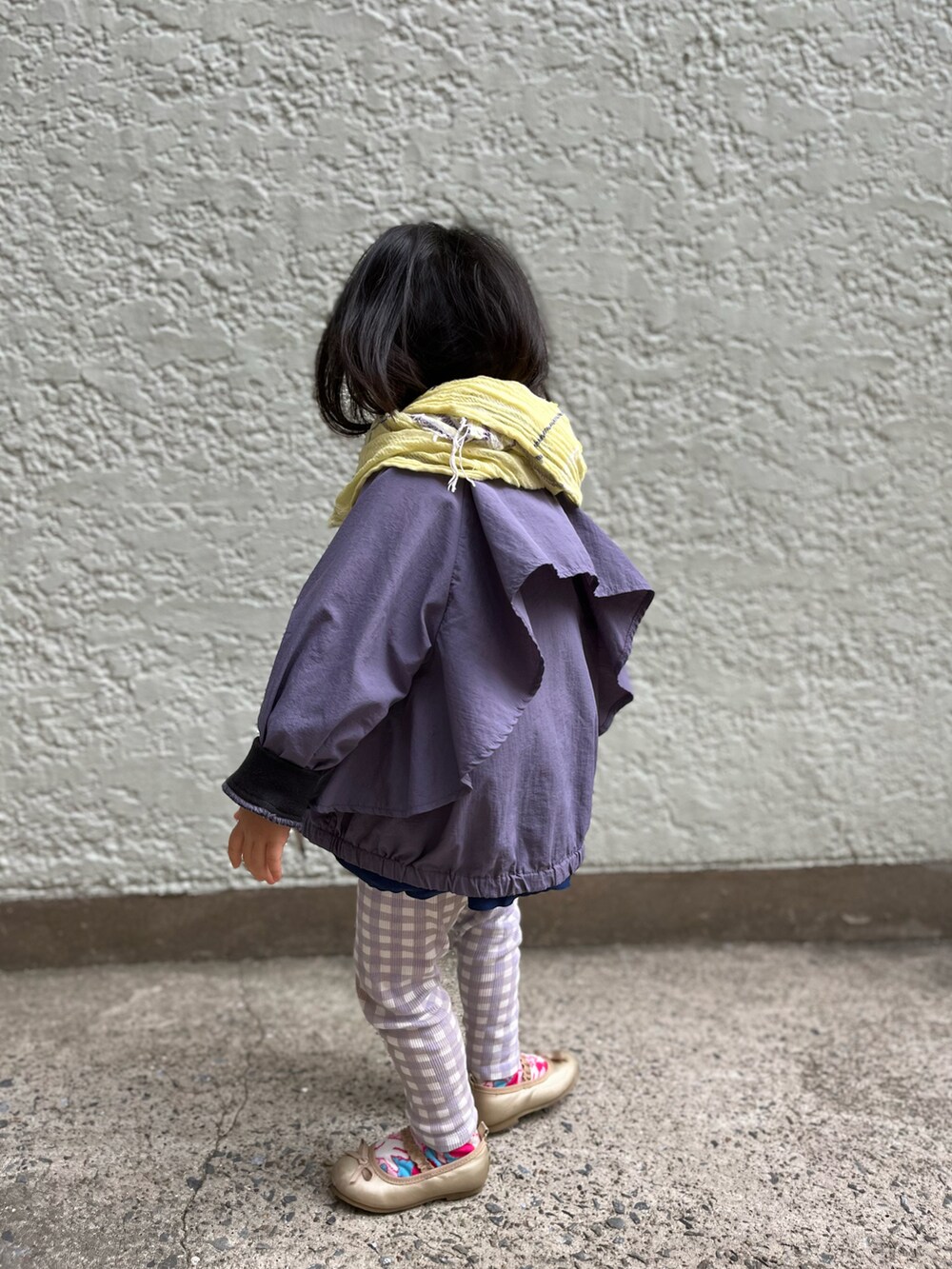 パープル系のブルゾン、ゴールド系のバレエシューズ、その他のトップスを着用したキッズの冬コーディネートの3枚目の写真