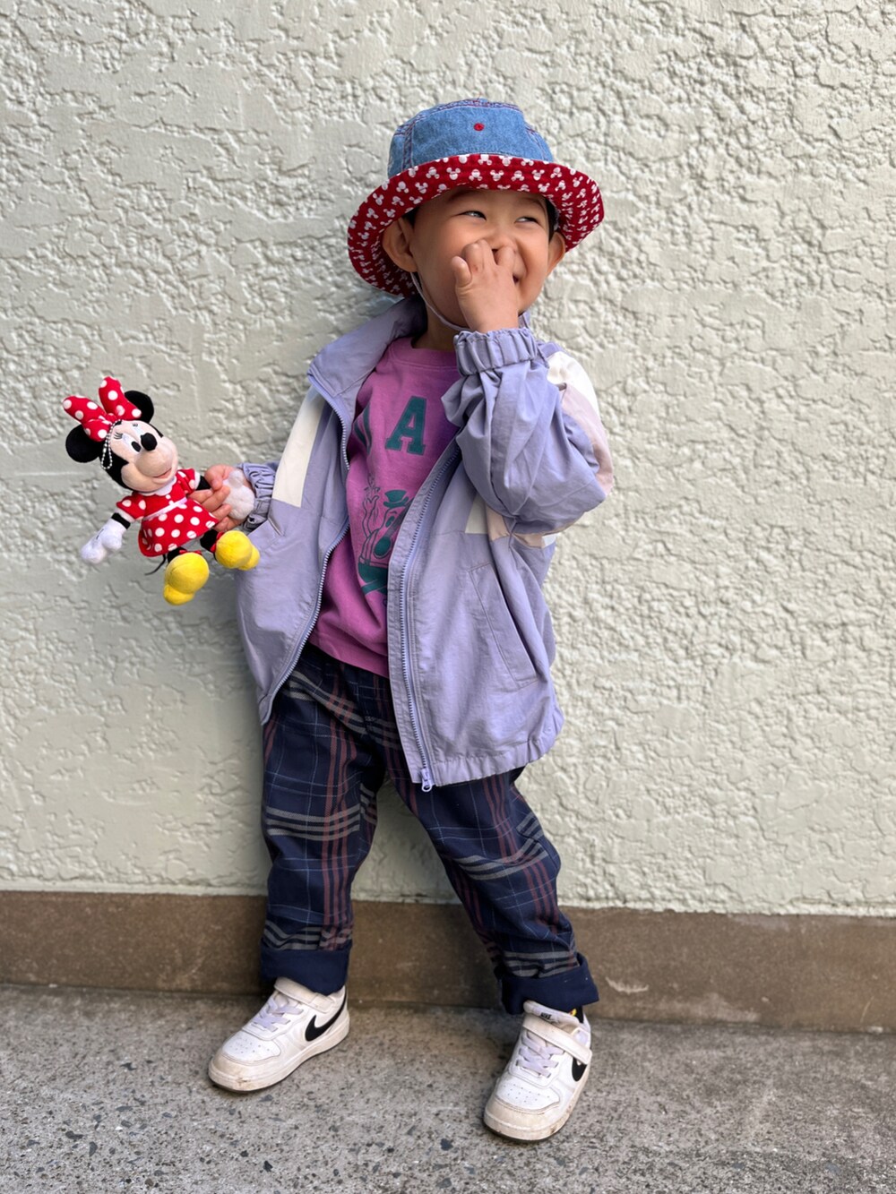 ブルー系のチノパンツ、ホワイト系のスニーカー、パープル系のブルゾンを着用したキッズの春コーディネートの2枚目の写真