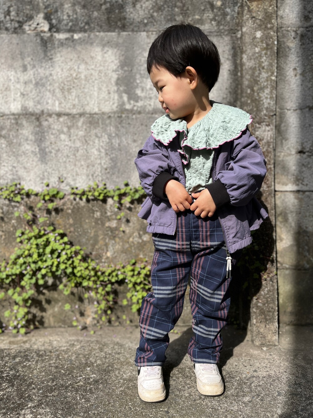 ブルー系のチノパンツ、ホワイト系のスニーカー、ブルー系のTシャツ/カットソーを着用したキッズの春コーディネートの2枚目の写真