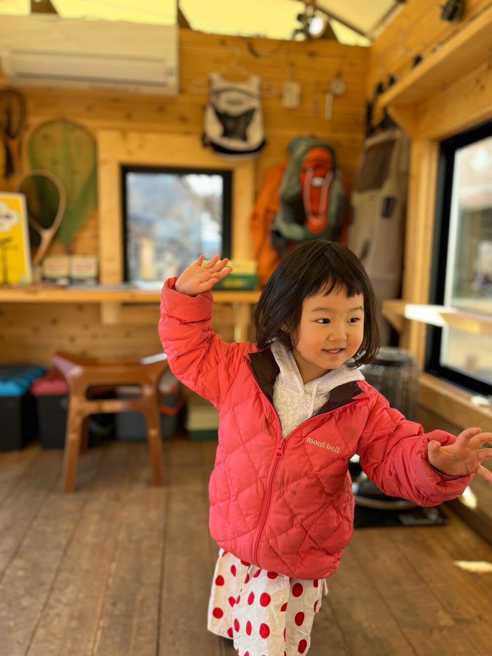 ピンク系のジャケット/アウター、レッド系のスカート、ブルー系のスニーカーを着用したキッズの冬コーディネートの3枚目の写真