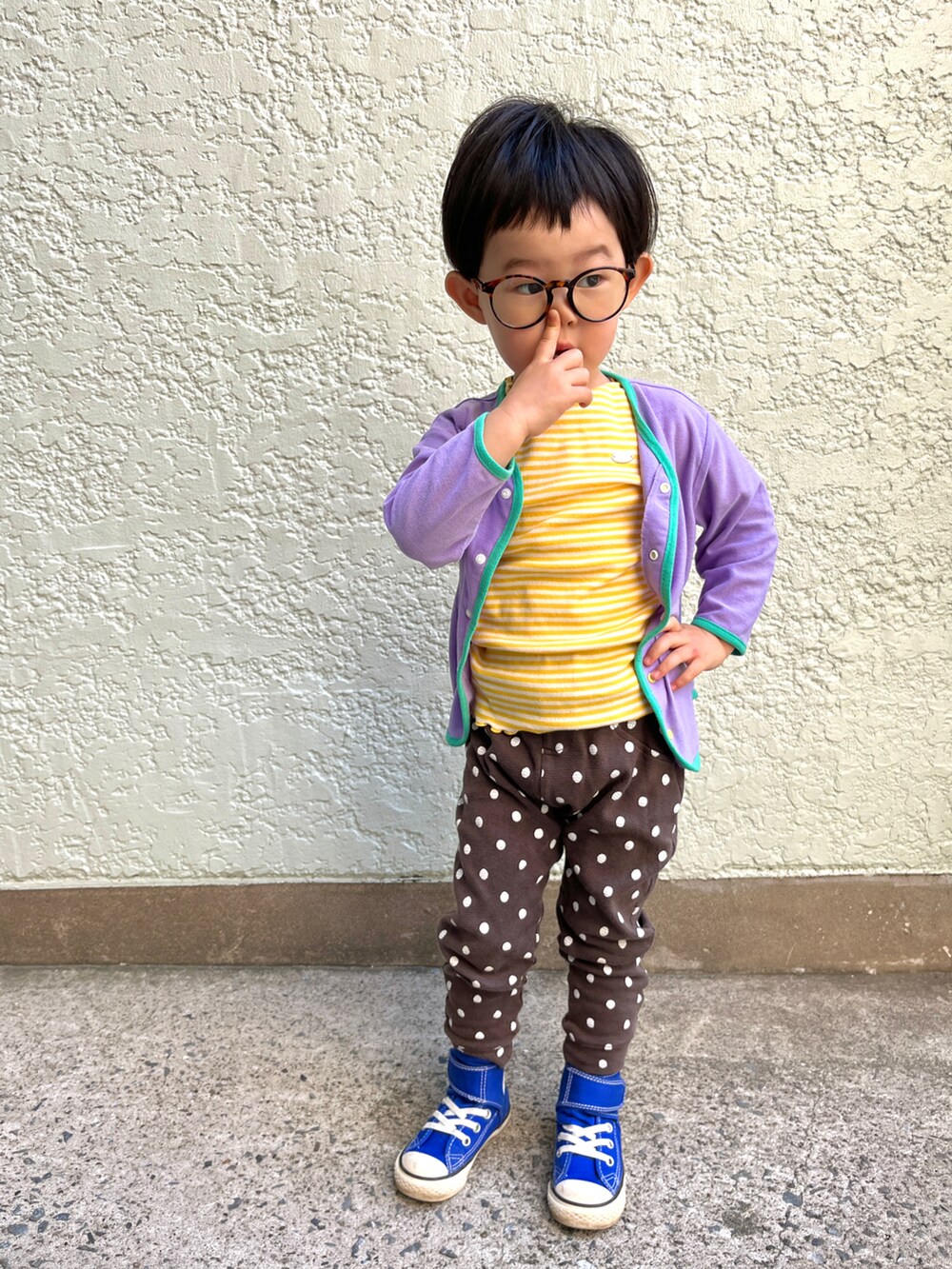 ブラック系のパンツ、パープル系のカーディガン/ボレロ、イエロー系のTシャツ/カットソーを着用したキッズの春コーディネートの2枚目の写真