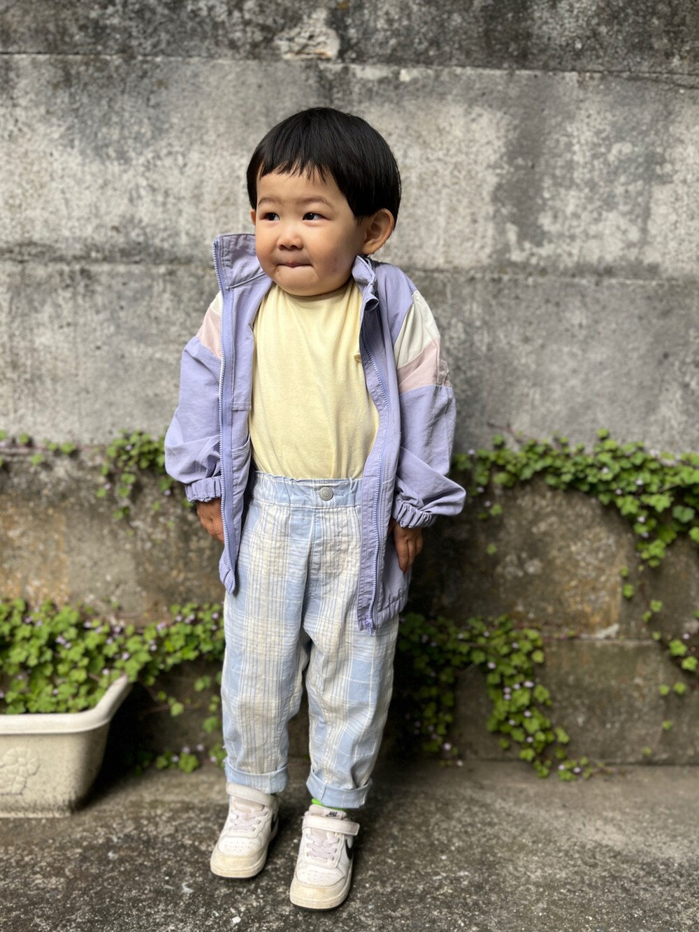 ブルー系のチノパンツ、ホワイト系のスニーカー、イエロー系のTシャツ/カットソーを着用したキッズの春コーディネートの3枚目の写真