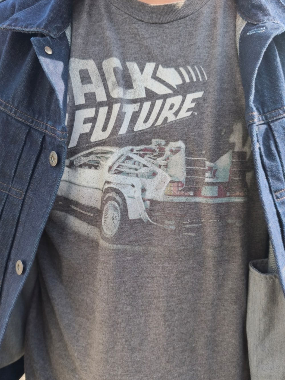 ブルー系のデニムジャケット、グレー系のTシャツ/カットソー、ベージュ系のチノパンツを着用したメンズの春コーディネートの2枚目の写真