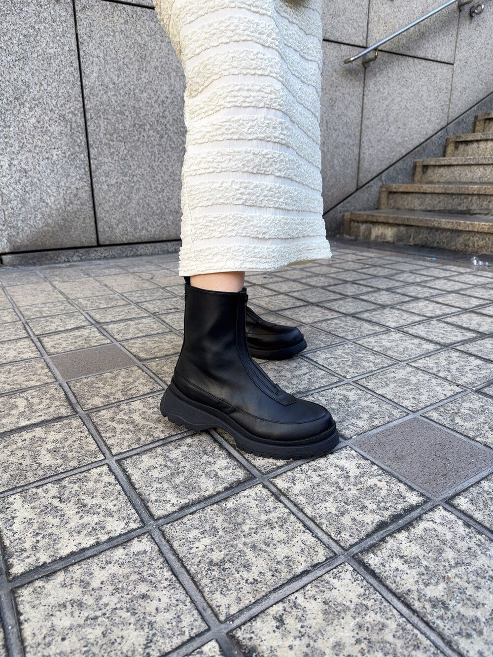 その他のカーディガン/ボレロ、その他のスカート、ブラック系のシューズを着用したレディースの秋コーディネートの2枚目の写真