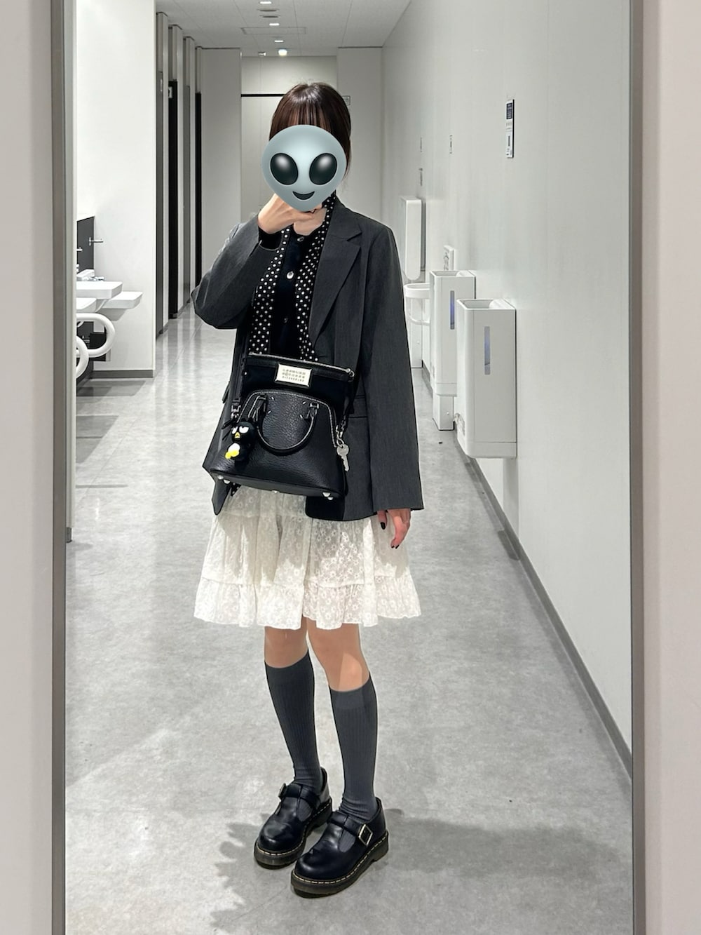 ブラック系のカーディガン/ボレロ、グレー系のテーラードジャケット、ブラック系のショルダーバッグを着用したレディースの秋コーディネートの2枚目の写真