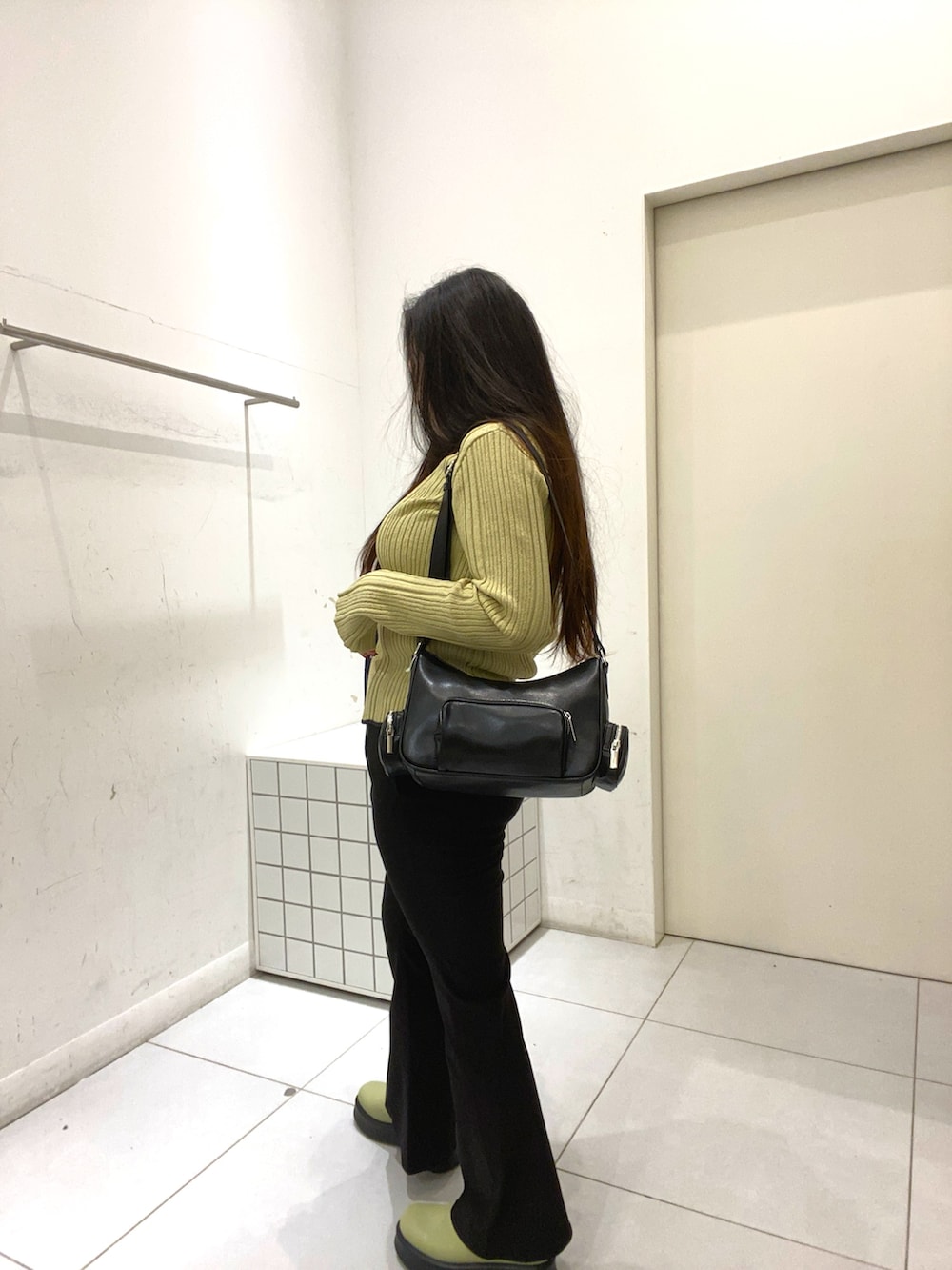 ベージュ系のニット/セーター、ブラック系のその他パンツ、ブラック系のショルダーバッグを着用したレディースの冬コーディネートの3枚目の写真