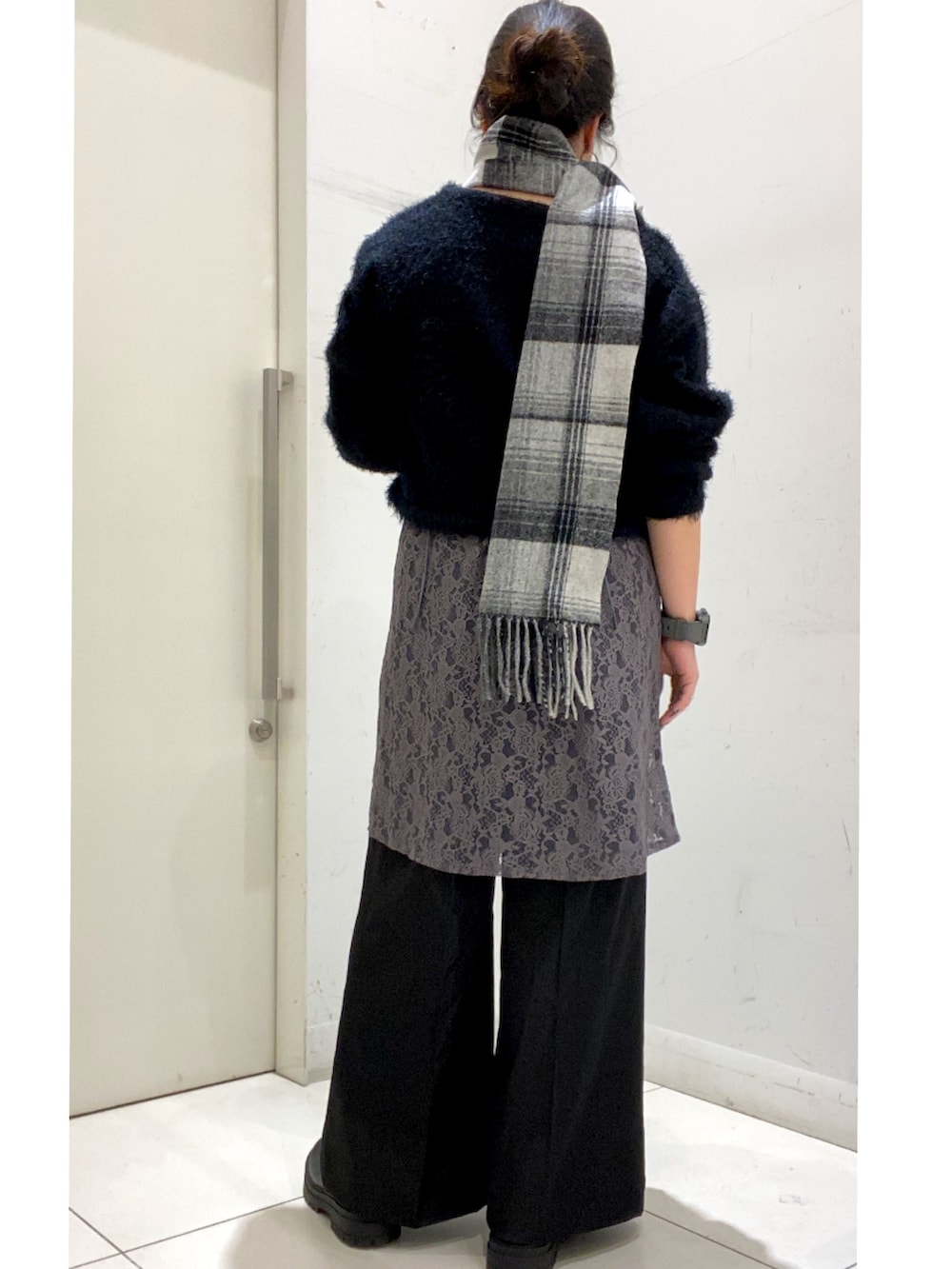 ブラック系のニット/セーター、グレー系のキャミソール、ブラック系のその他パンツを着用したレディースの冬コーディネートの3枚目の写真