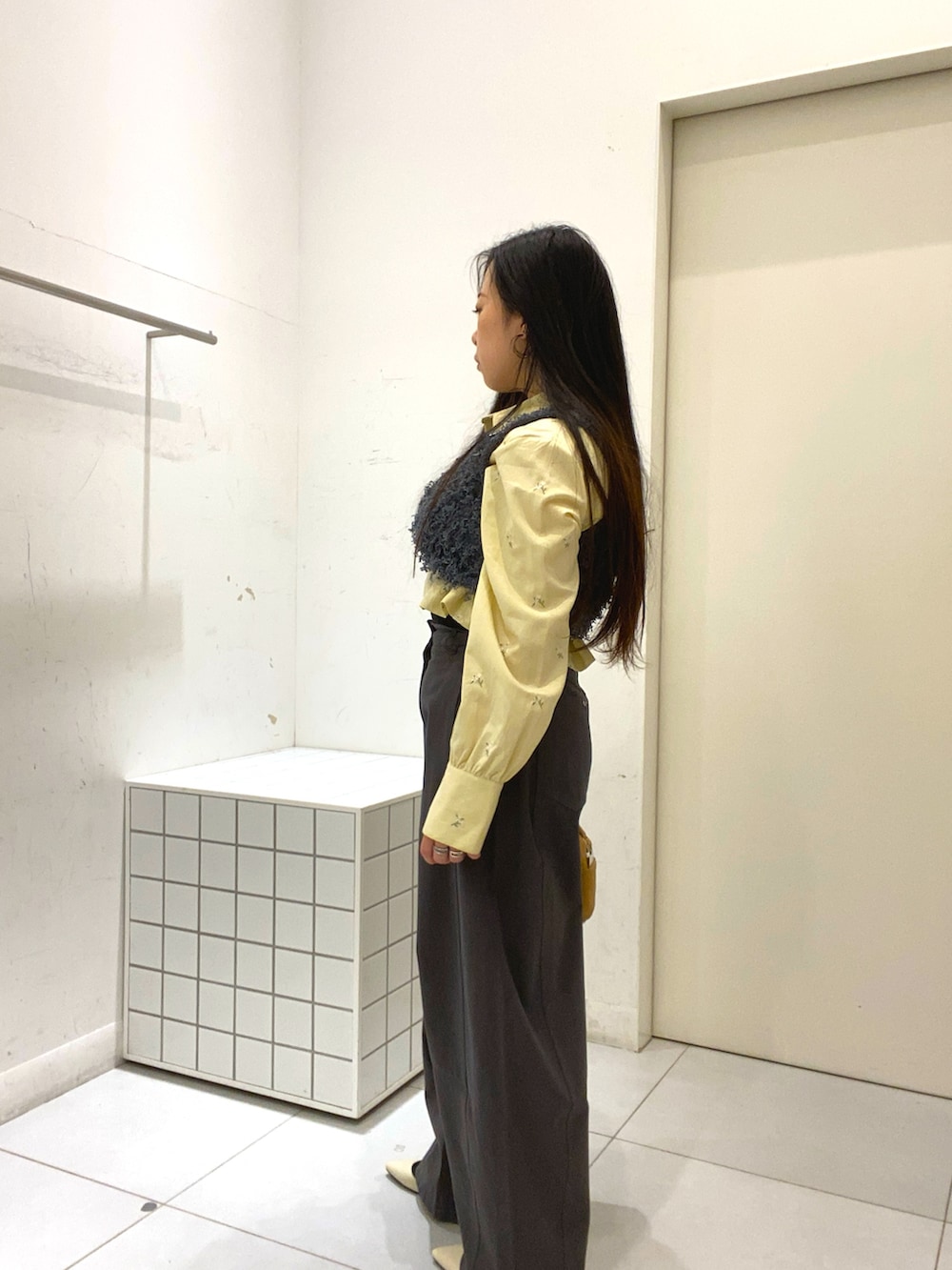 グレー系のベスト、ベージュ系のシャツ/ブラウス、グレー系のその他パンツを着用したレディースの冬コーディネートの3枚目の写真